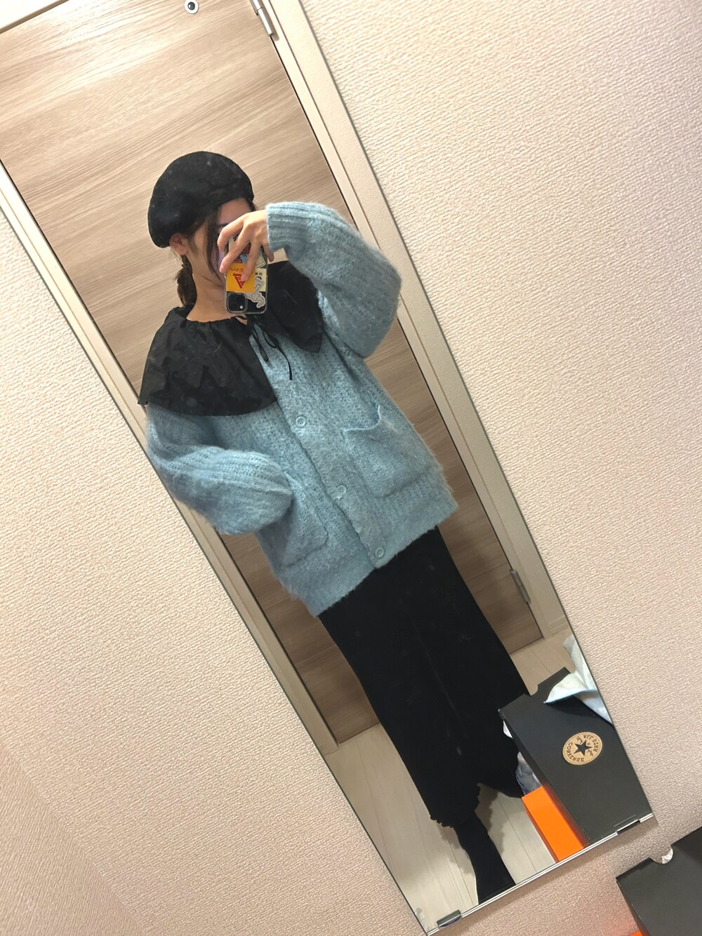 「私の推しブランド、STYLEMIXER、ライトブルー、休日スタイル、お出かけコーデ、お洒落さんとつながりたい、#冬コーデ」｜「STYLEMIXERのビックフリルカラーブラウス（シャツ/ブラウス、ブラック系）」を使った、えりかさん（レディース・163cm）の冬コーディネートの1枚目の写真