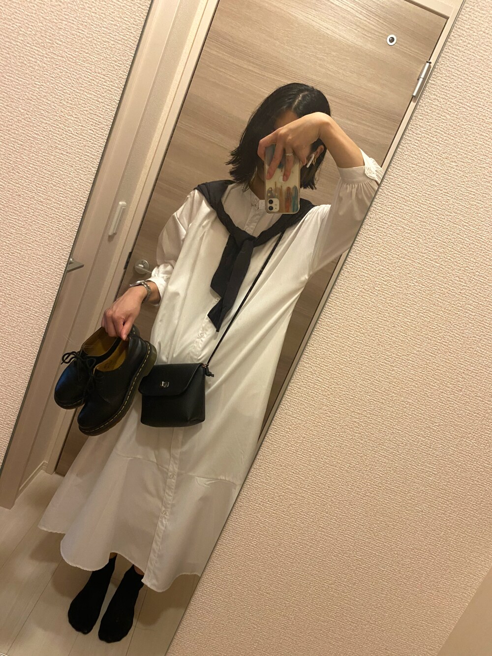 「きれいめカジュアル、ゆるコーデ、シャツワンピ、プチプラ、ユニクロ、GU、雨の日コーデ、休日スタイル、シンプル、おしゃれさんと繋がりたい」｜「GUのアイテム（シャツワンピース、ホワイト系）」を使った、えりかさん（レディース・163cm）の秋コーディネートの1枚目の写真
