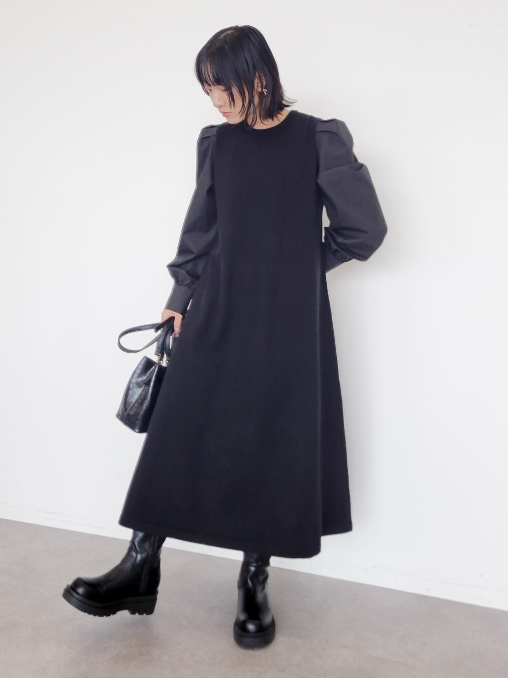 「秋冬コーデ、ブラック、秋服、秋ルック紹介するよ、ニットコーデ、キレイめ、ワンピース、モード、ブラックコーデ、デート」｜「Green　Parksの・Cu-shut キンチャク2wayバッグ（ショルダーバッグ、ブラック系）」を使った、Aina Kitagawaさん（レディース・159cm）の秋コーディネートの1枚目の写真