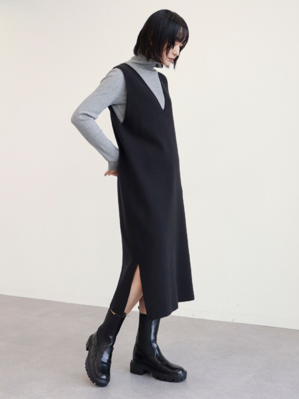 「モノトーンコーデ、モノトーン、シンプルコーデ、セットアイテム、秋冬コーデ、秋服、大人カジュアル、ワンピース、ニット、ショードブーツ、サイドコアブーツ、ブーツイン、ブーツコーデ」｜「armoniaのarmonia.インナー付きニットワンピース（ワンピース、ブラック系）」を使った、Aina Kitagawaさん（レディース・159cm）の秋コーディネートの1枚目の写真