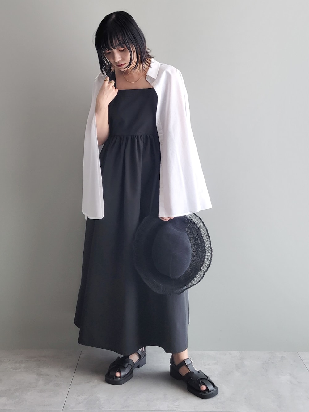 「夏服、カジュアルコーデ、お出かけコーデ、大人カジュアル、楽チンコーデ、大人女子、休日コーデ、ゆったりコーデ、ワンピースコーデ、キレイめカジュアル、モノトーン、ワンピース、シャツスタイル、シャツ、ノースリーブワンピース」｜「armoniaのarmonia.肩ひもギャザーノースリワンピース（ワンピース、ブラック系）」を使った、Aina Kitagawaさん（レディース・159cm）の春コーディネートの1枚目の写真