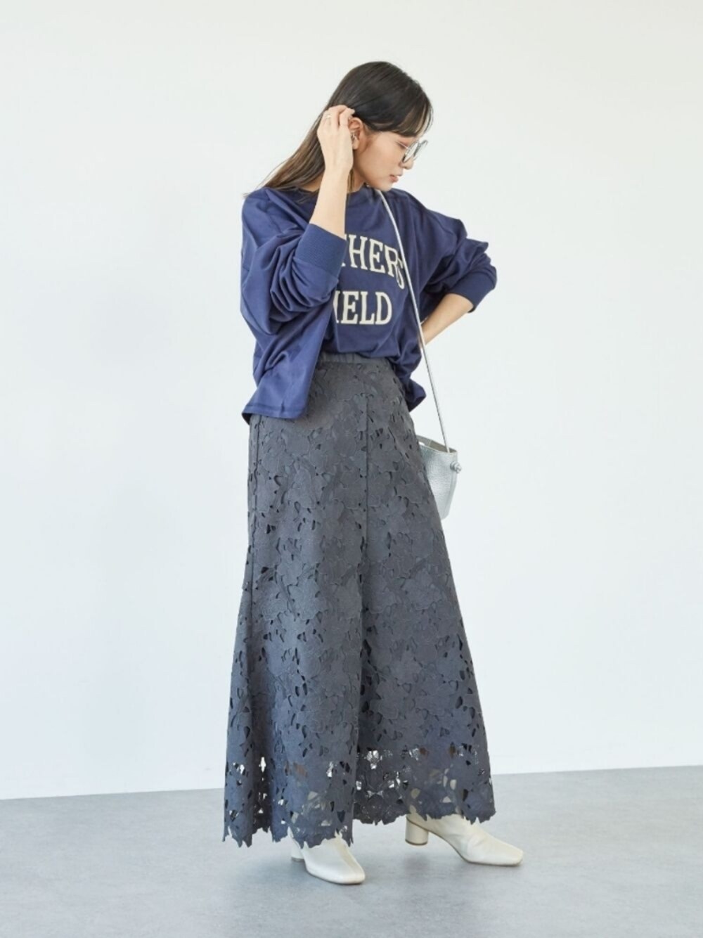 グレー系のスカート、ブルー系のTシャツ/カットソーを着用したレディースの夏コーディネートの1枚目の写真