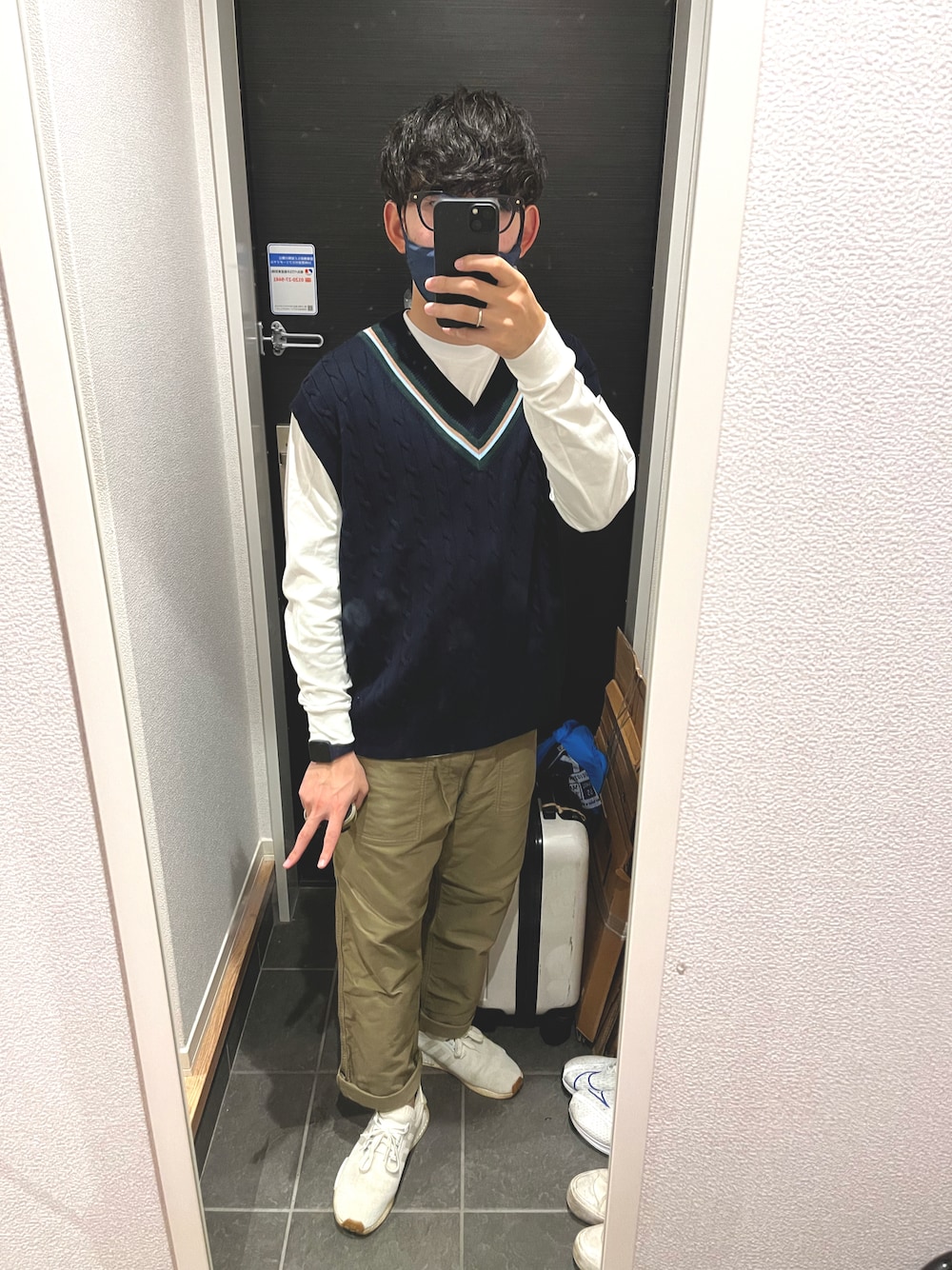 「ニットベスト、グローバルワーク(GLOBAL WORK)、お洒落さんとつながりたい、オトナカジュアル、秋コーデ、UNIQLO、キレイめ、ネイビー、ファッションの力を信じよう、制服、カジュアルコーデ」｜「UNIQLOのアイテム（カーゴパンツ、グリーン系）」を使った、muuさん（メンズ・174cm）の秋コーディネートの1枚目の写真