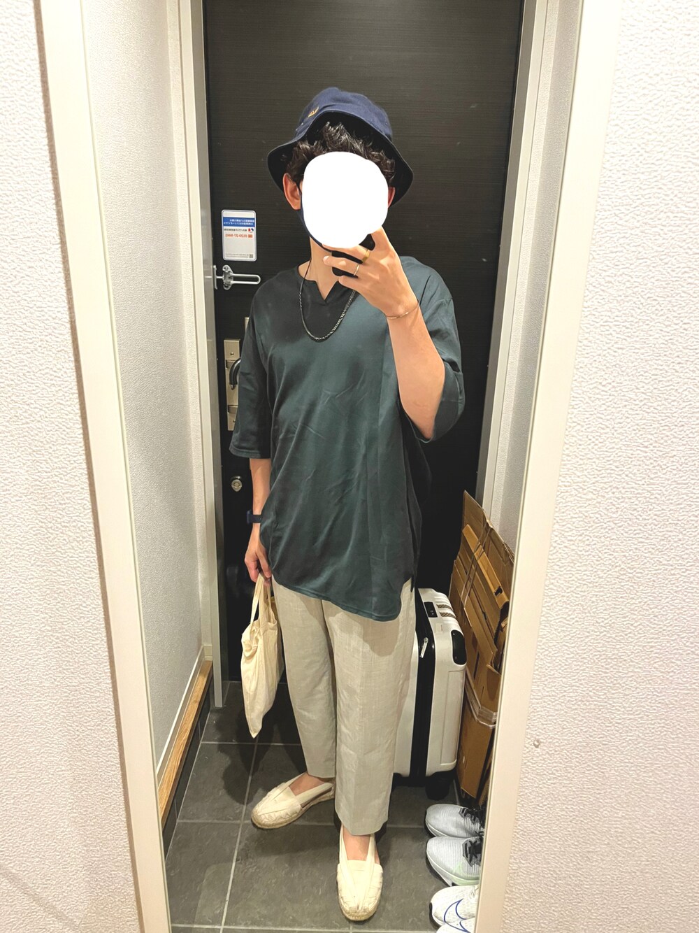 「CONFECT、グリーン、グリーンコーデ、緑、白パンツ、エスパドリーユ、バケットハット、さわやか、オーバーサイズ、Tシャツ、シンブルコーデ、いいね、save、フォローお願いします🤑、フォローミー、大人カジュアル」｜「La Manual AlpargateraのLA MANUAL ALPARGATERA/PINXO ELASTICO（サンダル、ホワイト系）」を使った、muuさん（メンズ・174cm）の夏コーディネートの1枚目の写真