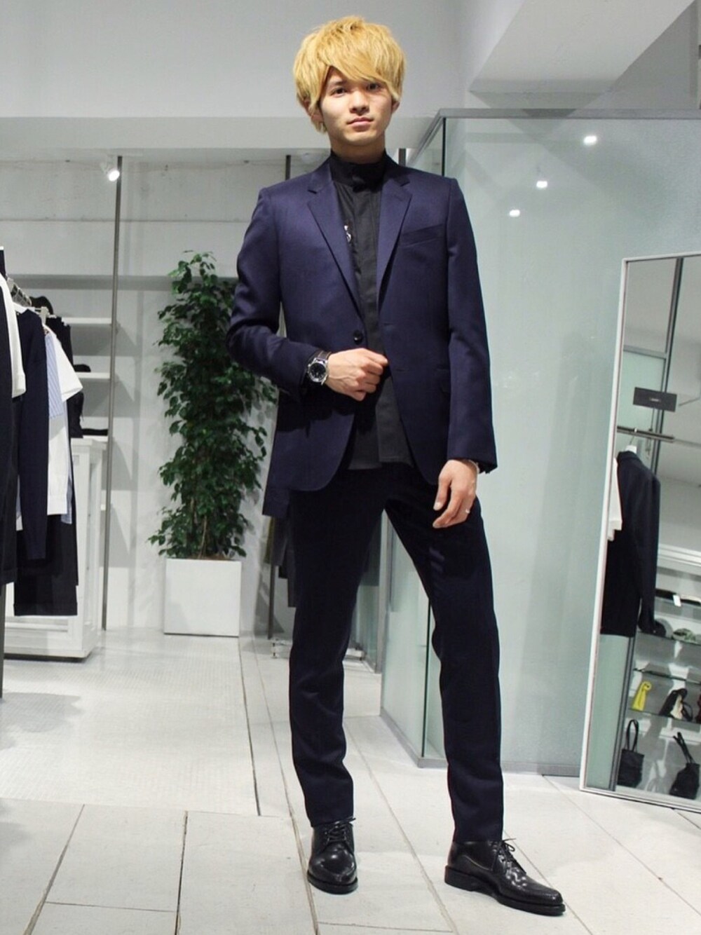 「セットアップ、JOHN LAWRENCE SULLIVAN、モード、STUDIOUS、STUDIOUS SELECT(STUDIOUS SELECT)、STUDIOUS原宿本店、金髪、もてコーデ、ジョンローレンスサリバン、原宿」｜「JOHN LAWRENCE SULLIVANのSTAND COLLAR SHIRT（シャツ/ブラウス、ブラック系）」を使った、Yuyaさん（メンズ・177cm）の冬コーディネートの1枚目の写真