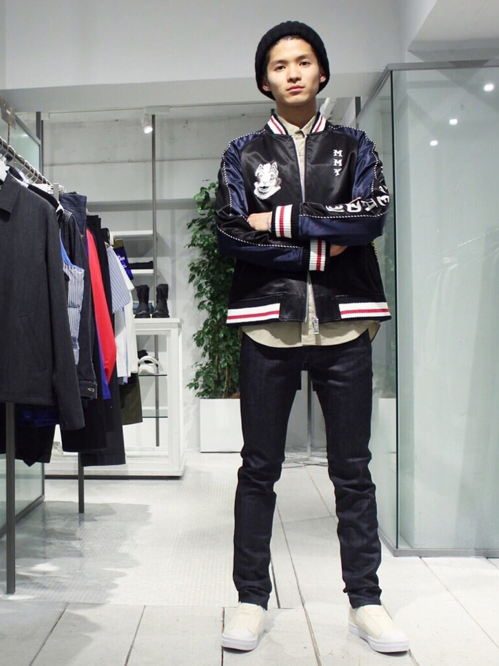 「冬コーデ、シンプル、黒スキニー、スキニーデニム、STUDIOUS、STUDIOUS SELECT(STUDIOUS SELECT)、STUDIOUS原宿本店、もてコーデ、スカジャン」｜「MIHARAYASUHIROのアイテム（ジャケット/アウター、ブラック系）」を使った、Yuyaさん（メンズ・177cm）の冬コーディネートの1枚目の写真