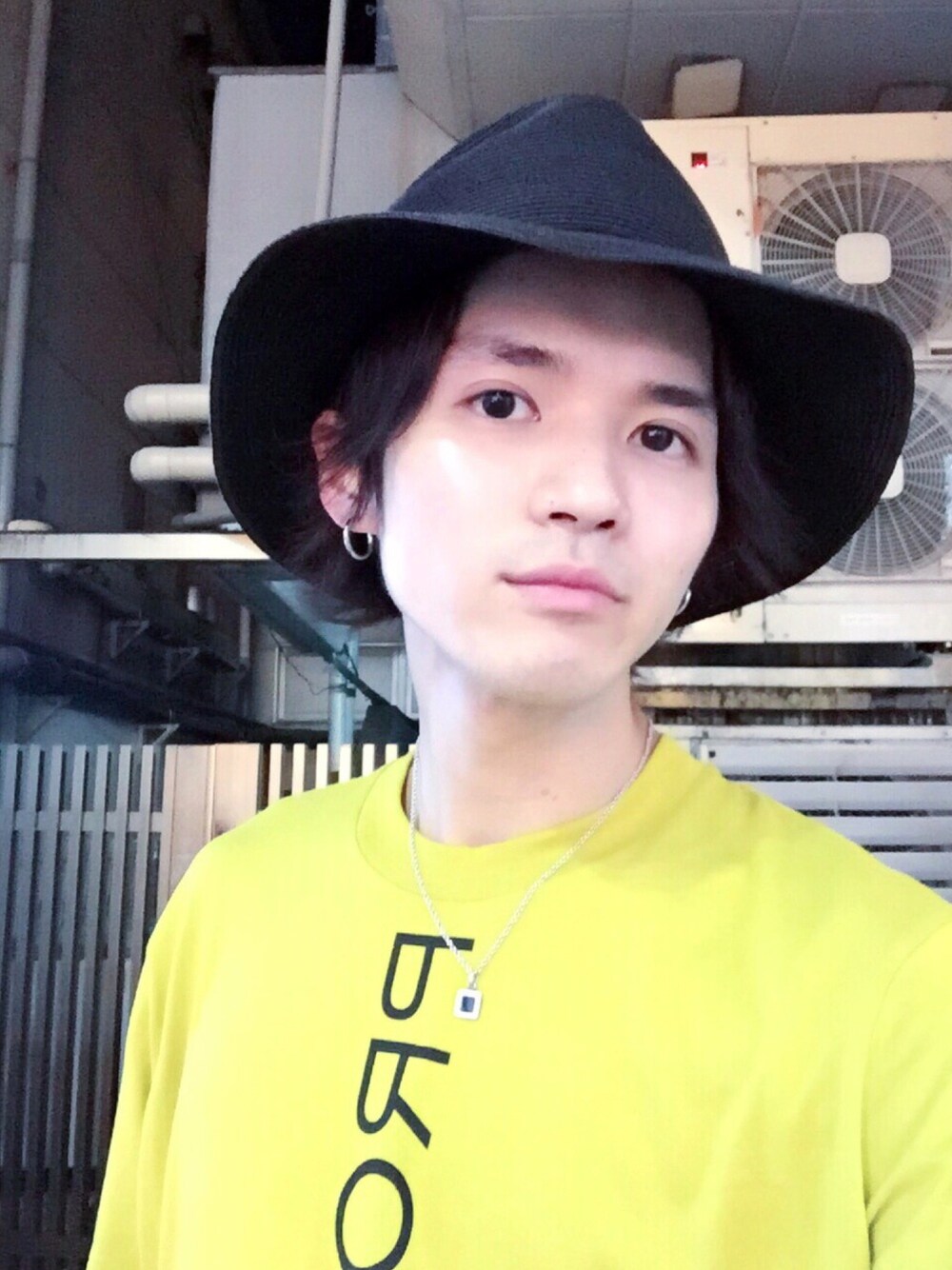 「JOHN LAWRENCE SULLIVAN、STUDIOUS、STUDIOUS原宿本店、STUDIOUS SELECT(STUDIOUS SELECT)、Tシャツ、ハット、モード、street、カジュアルコーデ、シンプルコーデ」｜「JOHN LAWRENCE SULLIVANのPROVOKATIV TEE（Tシャツ/カットソー、イエロー系）」を使った、Yuyaさん（メンズ・177cm）の夏コーディネートの1枚目の写真