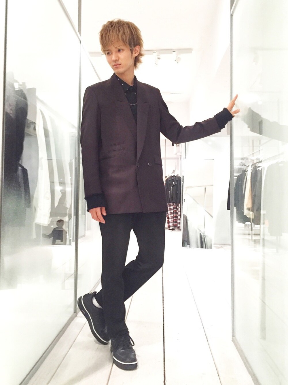 「シンプルコーデ、秋のコーデ、キレイめ、黒スキニー、STUDIOUS、STUDIOUS SELECT(STUDIOUS SELECT)、STUDIOUS原宿本店、モード、SHAREEF」｜「KirovのDOTS SHIRTS L/S（シャツ/ブラウス、ブラック系）」を使った、Yuyaさん（メンズ・177cm）の秋コーディネートの1枚目の写真
