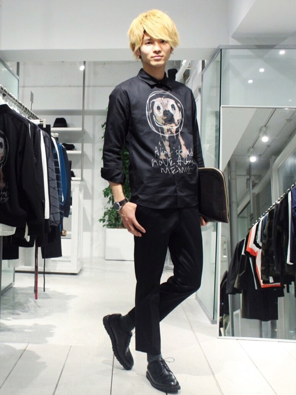 「カジュアルコーデ、シンプル、ストリート、モードストリート、春コーデ、STUDIOUS、STUDIOUS SELECT(STUDIOUS SELECT)、STUDIOUS原宿本店、オールブラック、SHAREEF」｜「SHAREEFのアイテム（シャツ/ブラウス、ブラック系）」を使った、Yuyaさん（メンズ・177cm）の冬コーディネートの1枚目の写真