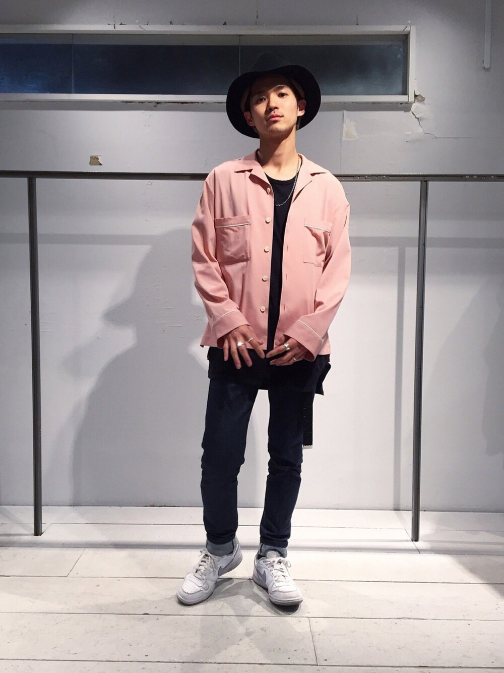 「休日スタイル、ラフ、ゆるコーデ、カジュアルコーデ、デニム、シンプル、ピンク、STUDIOUS、STUDIOUS SELECT(STUDIOUS SELECT)、STUDIOUS原宿本店」｜「STUDIOUSのアイテム（シャツ/ブラウス、ピンク系）」を使った、Yuyaさん（メンズ・177cm）の春コーディネートの1枚目の写真