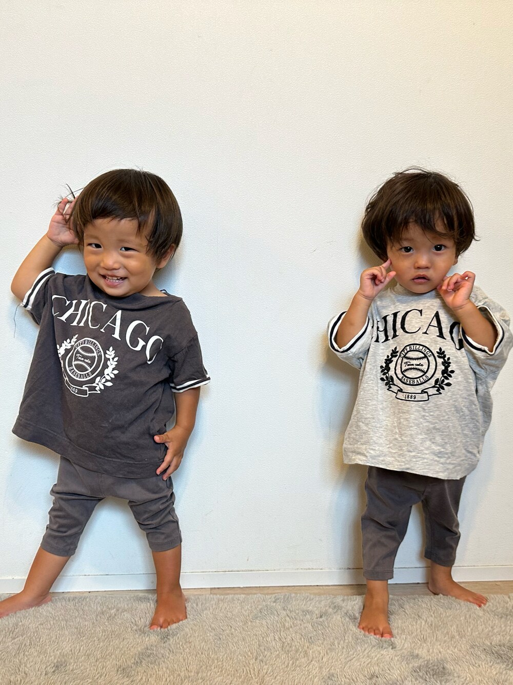 「双子コーデ、男の子、双子、二卵性、boys、楽チンコーデ、パンツスタイル、ラクチンコーデ」｜「西松屋のアイテム（トップス、グレー系）」を使った、Happy Girl Aibonさん（レディース・80cm）の秋コーディネートの1枚目の写真