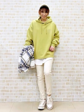 「アイテム（パーカー、イエロー系）」を使った、tomoさん（レディース・160cm）の秋コーディネート