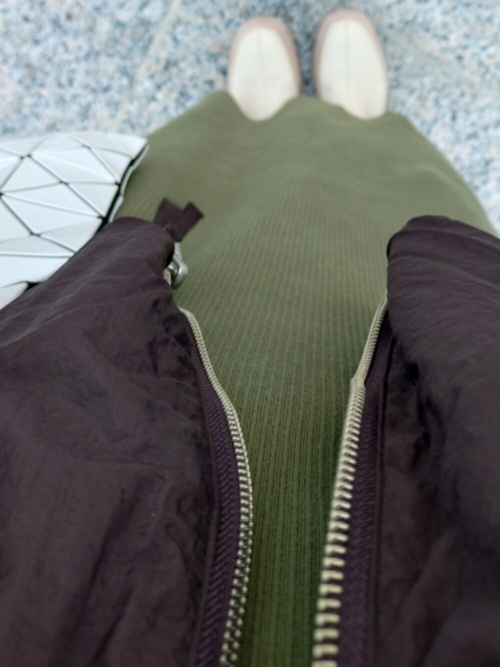 「MOUSSYのRIB KNIT LONG ドレス（ワンピース、グリーン系）」を使った、square-pさん（レディース・152cm）の冬コーディネートの1枚目の写真