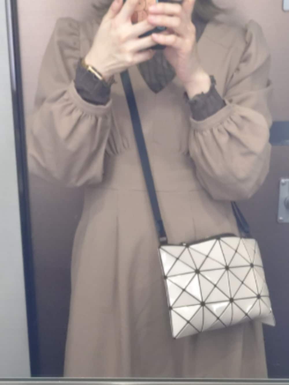 ベージュ系のブーツ、ホワイト系のショルダーバッグ、ブラウン系のその他トップスを着用したレディースの秋コーディネートの1枚目の写真