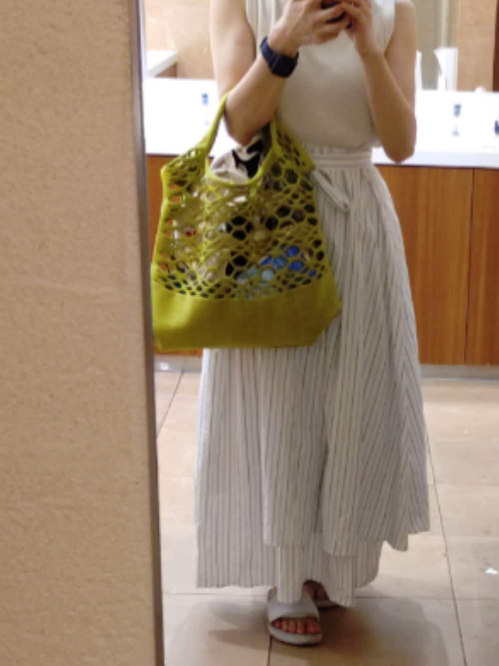 「ISSEY MIYAKEのアイテム（バッグ、イエロー系）」を使った、square-pさん（レディース・152cm）の夏コーディネートの1枚目の写真