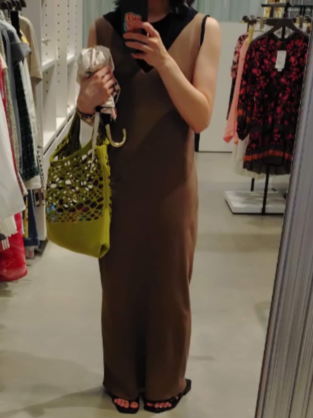 「ISSEY MIYAKEのアイテム（バッグ、イエロー系）」を使った、square-pさん（レディース・152cm）の夏コーディネートの1枚目の写真