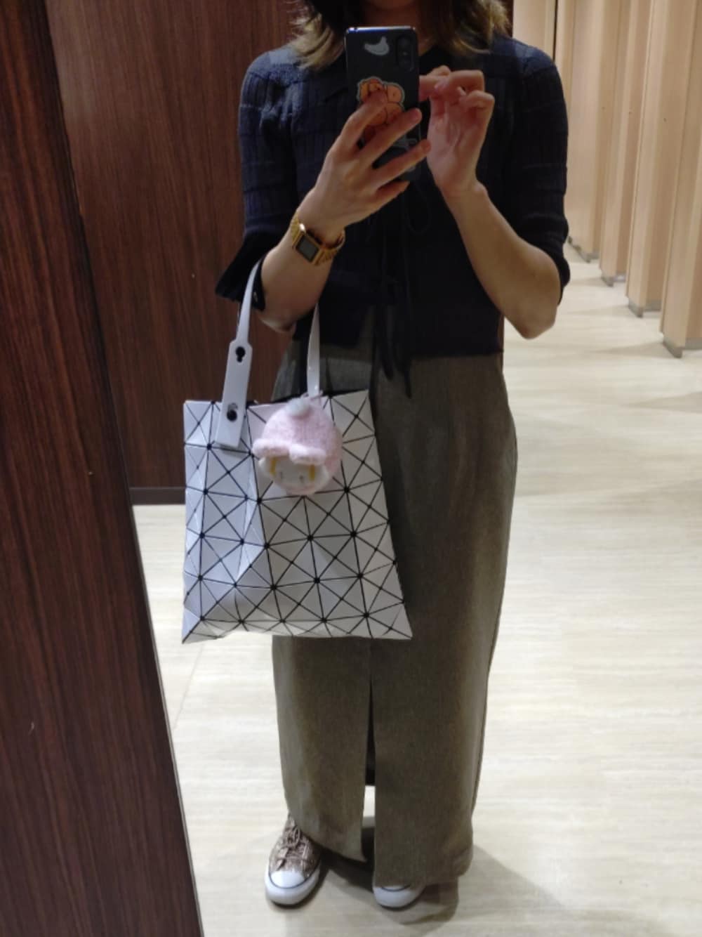 ホワイト系のトートバッグ、ブラック系のシャツ/ブラウスを着用したレディースの秋コーディネートの1枚目の写真