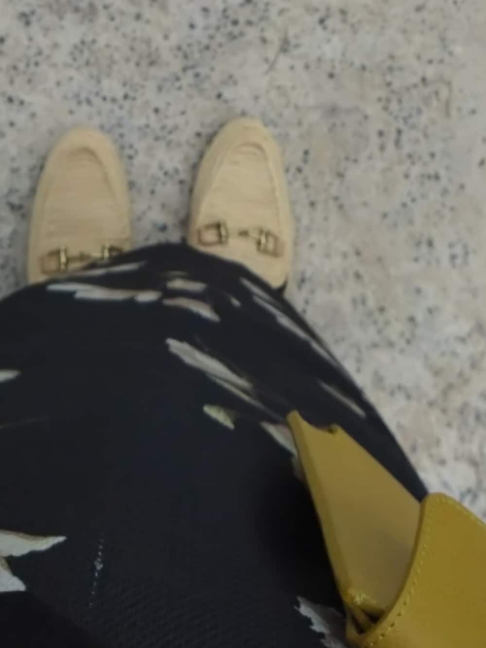 ベージュ系のローファー、ブラウン系のバックパック/リュックを着用したレディースの夏コーディネートの1枚目の写真