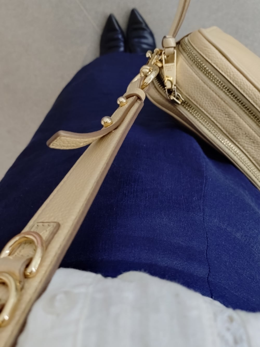 「MOUSSYのSATIN TRAPEZOID SKIRT（スカート、ブルー系）」を使った、square-pさん（レディース・152cm）の秋コーディネートの1枚目の写真