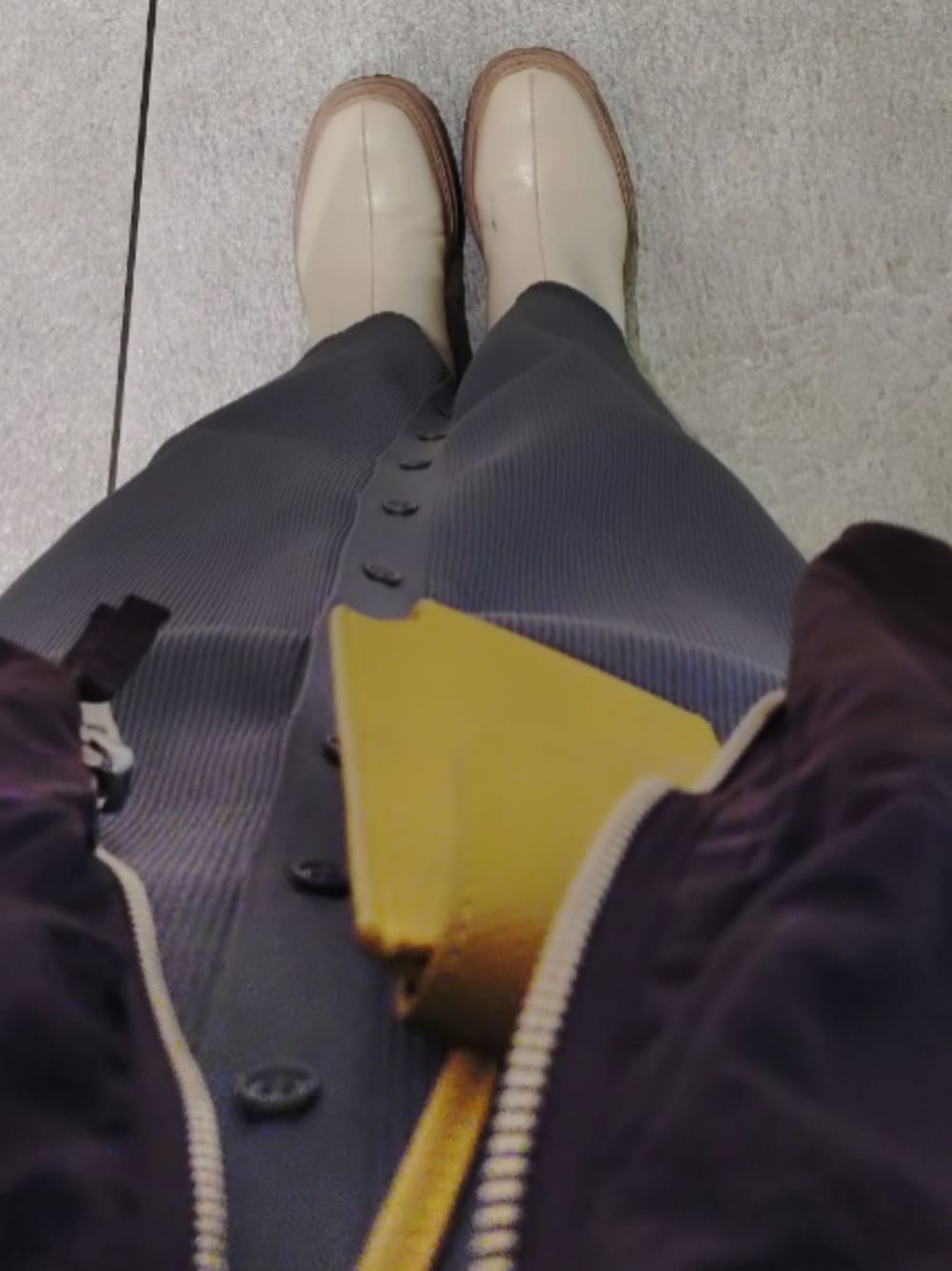 「M_のリサイクルポリエステル使用　経年劣化の少ないリブニット　 オフショルダーで着られるロングニットドレス（ワンピース、グレー系）」を使った、square-pさん（レディース・152cm）の春コーディネートの1枚目の写真