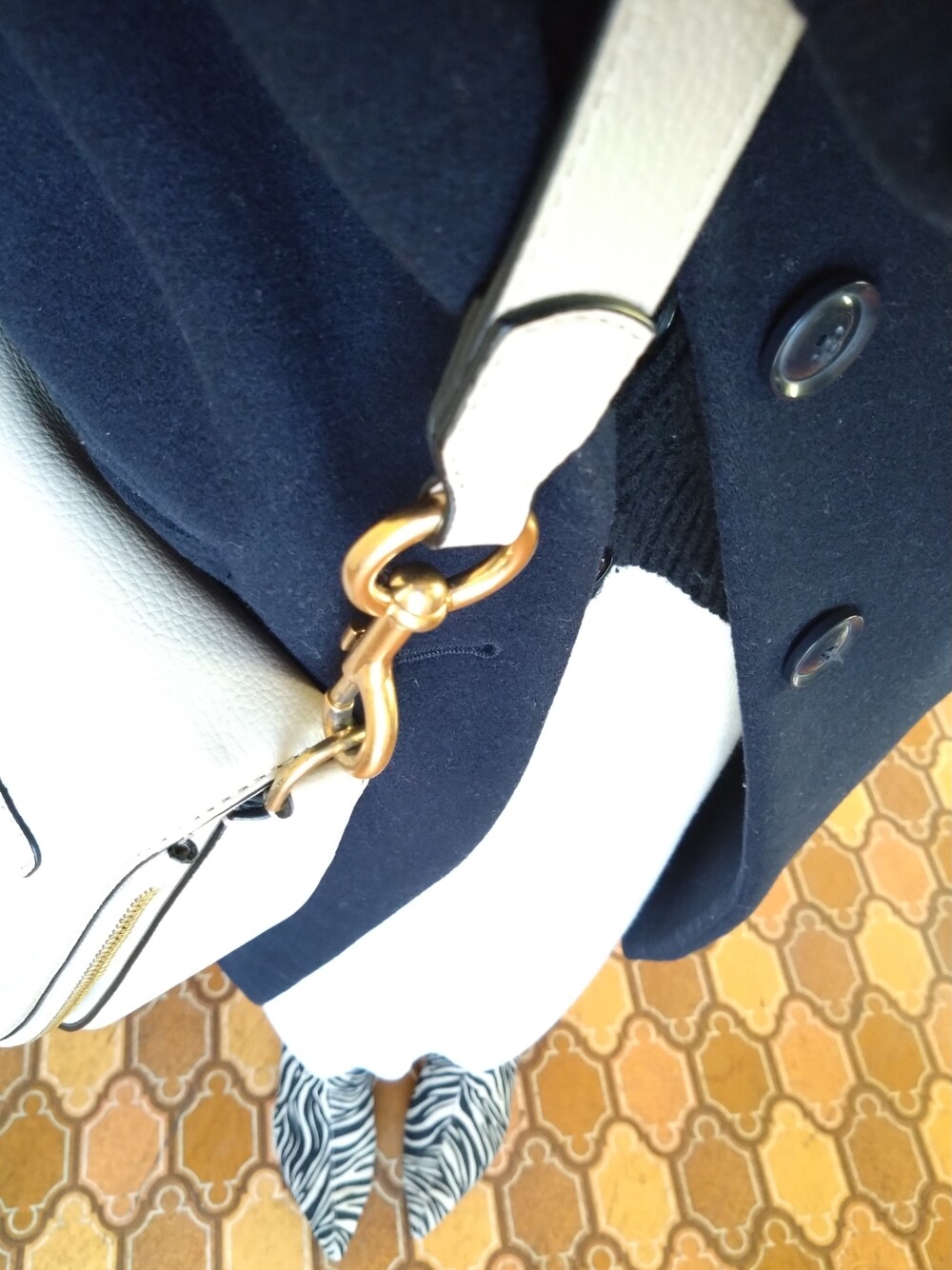 「MARC JACOBSのRECRUIT/リクルート ノマド（メッセンジャーバッグ、ベージュ系）」を使った、square-pさん（レディース・152cm）の冬コーディネートの1枚目の写真