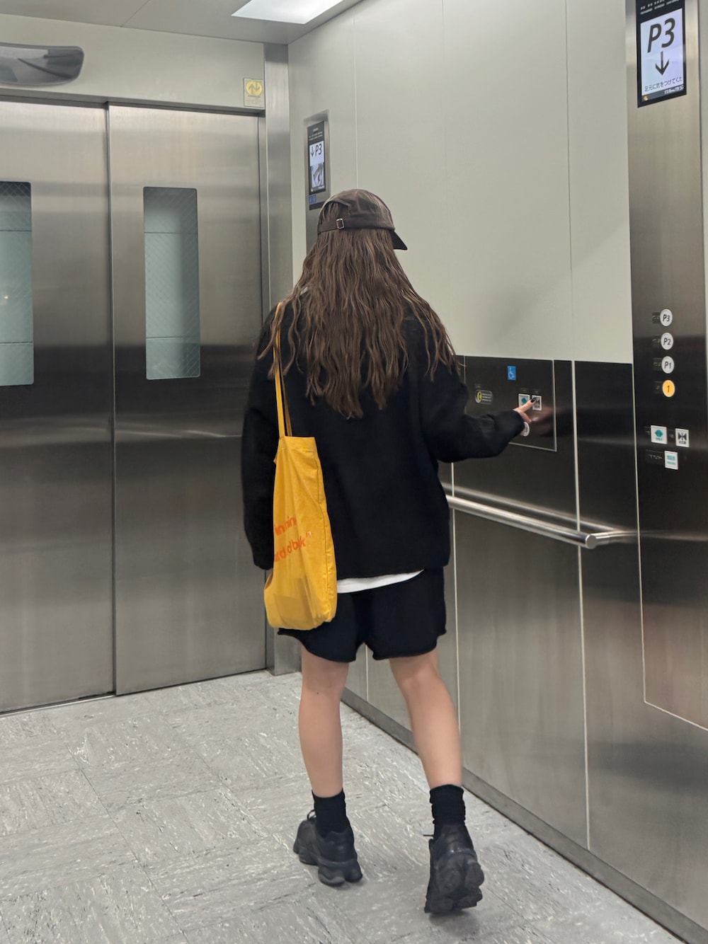 ブラック系のセットアップを着用したレディースの秋コーディネートの1枚目の写真