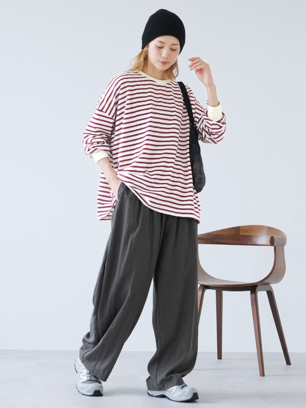レッド系のTシャツ/カットソー、グレー系のその他パンツを着用したレディースの秋コーディネートの1枚目の写真