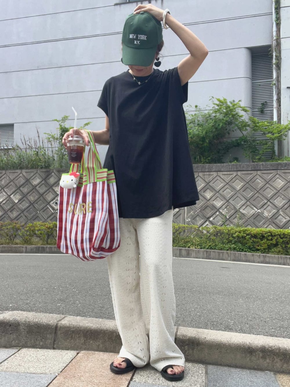 ブラック系のTシャツ/カットソーを着用したレディースの春コーディネートの1枚目の写真