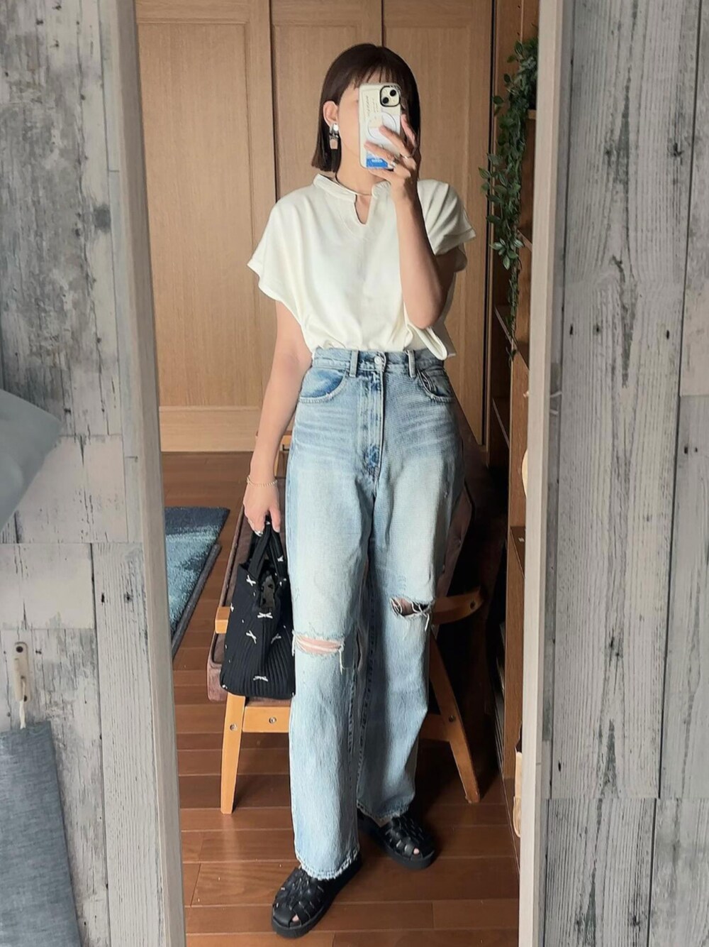 ホワイト系のTシャツ/カットソーを着用したレディースの夏コーディネートの1枚目の写真