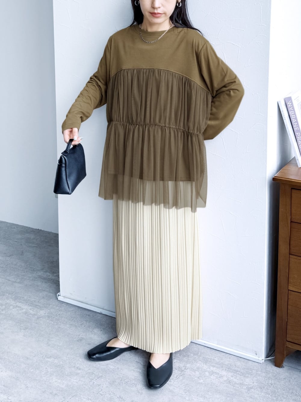 「reca、recaコーデ、reca_zozotown、チュールトップス、スカート、スカートスタイル、スカートコーデ、秋服準備はじめました、デートコーデ、お出かけコーデ、オトナ女子、キレイめカジュアル、シンプルスタイル、今から使える秋の先取りコーデ、オフィスカジュアル」｜「recaの迷わず着れる！大人のロングプリーツスカート（スカート、ホワイト系）」を使った、recastaffさん（レディース・154cm）の夏コーディネートの1枚目の写真