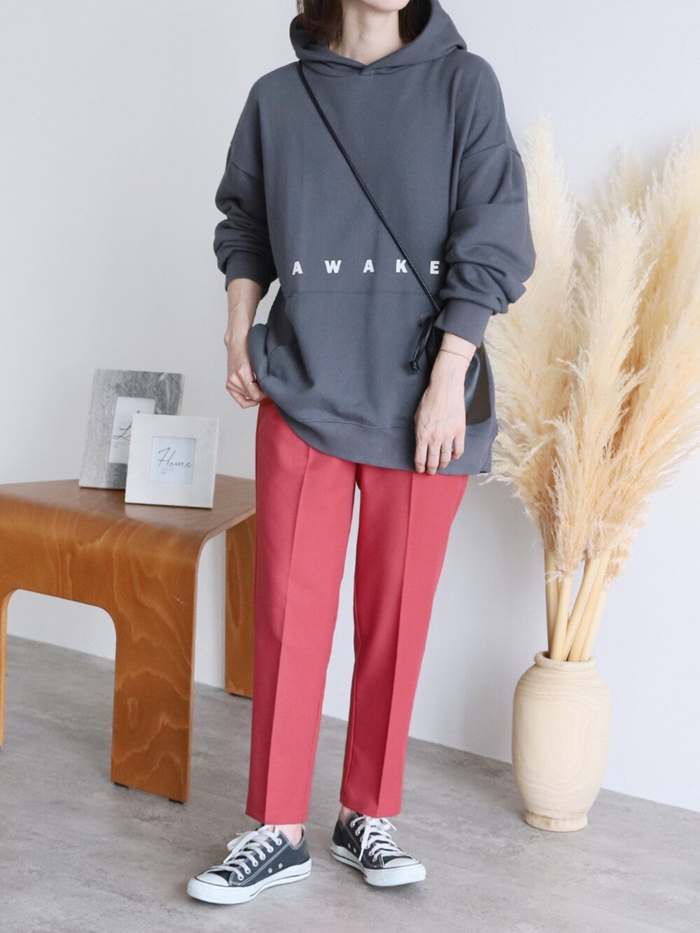 ブラック系のその他パンツ、グレー系のパーカーを着用したレディースの夏コーディネートの1枚目の写真