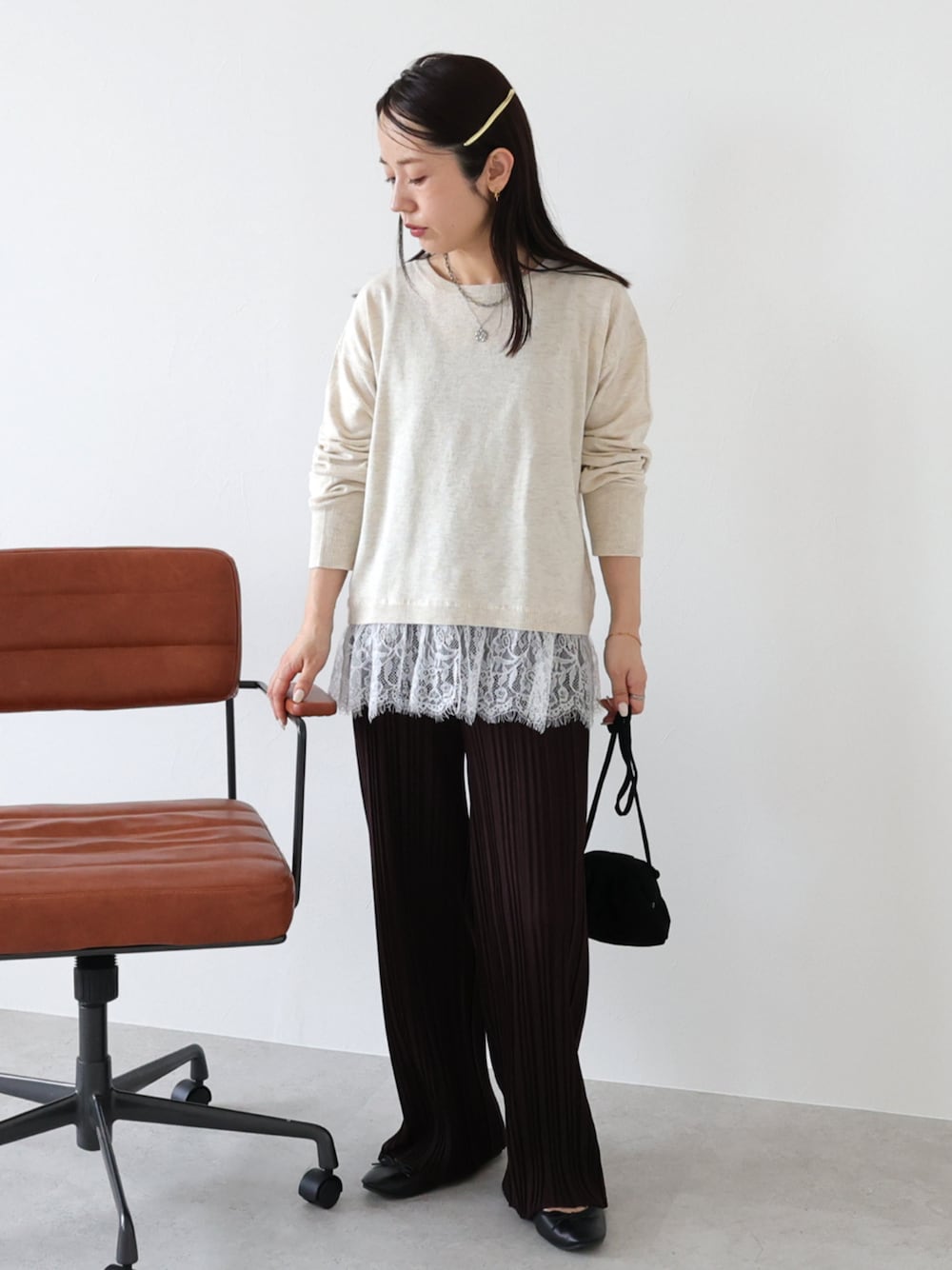 ブラウン系のその他パンツ、ホワイト系のニット/セーターを着用したレディースの秋コーディネートの1枚目の写真