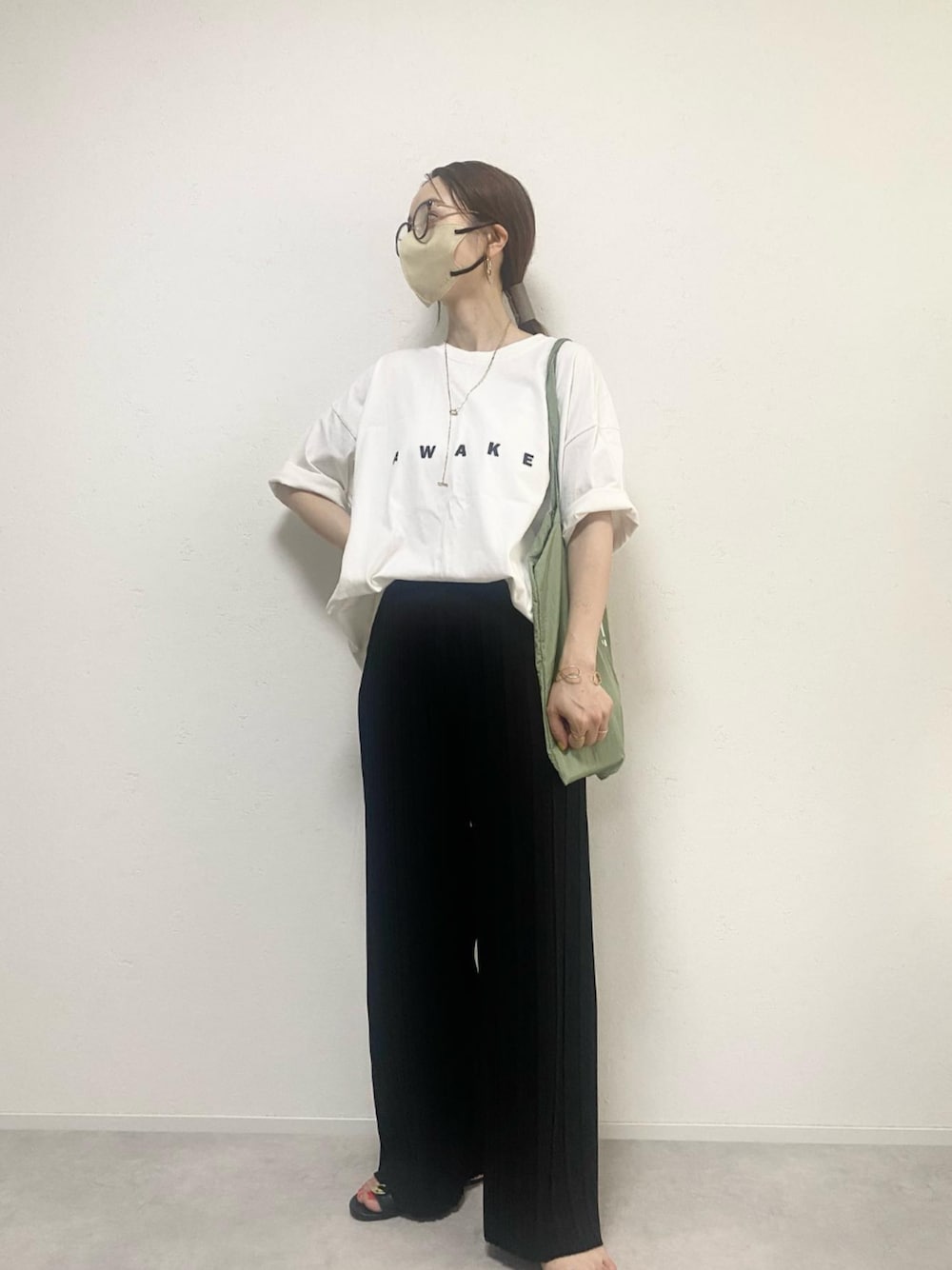 ホワイト系のTシャツ/カットソー、ブラック系のその他パンツを着用したレディースの夏コーディネートの1枚目の写真