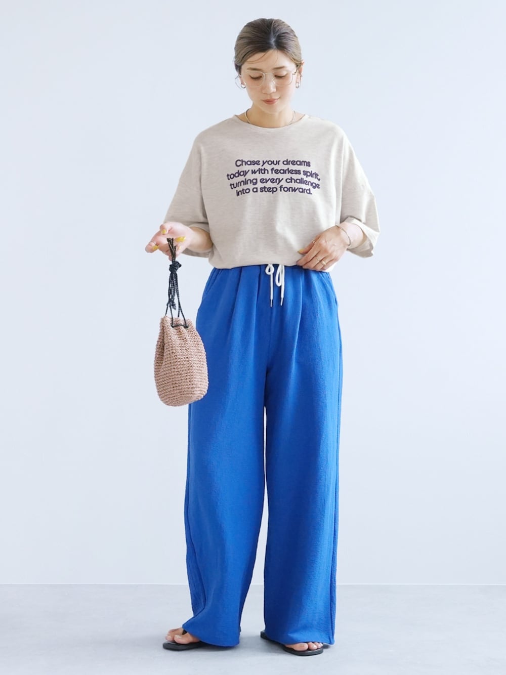 ブルー系のその他パンツ、ベージュ系のTシャツ/カットソーを着用したレディースの夏コーディネートの1枚目の写真