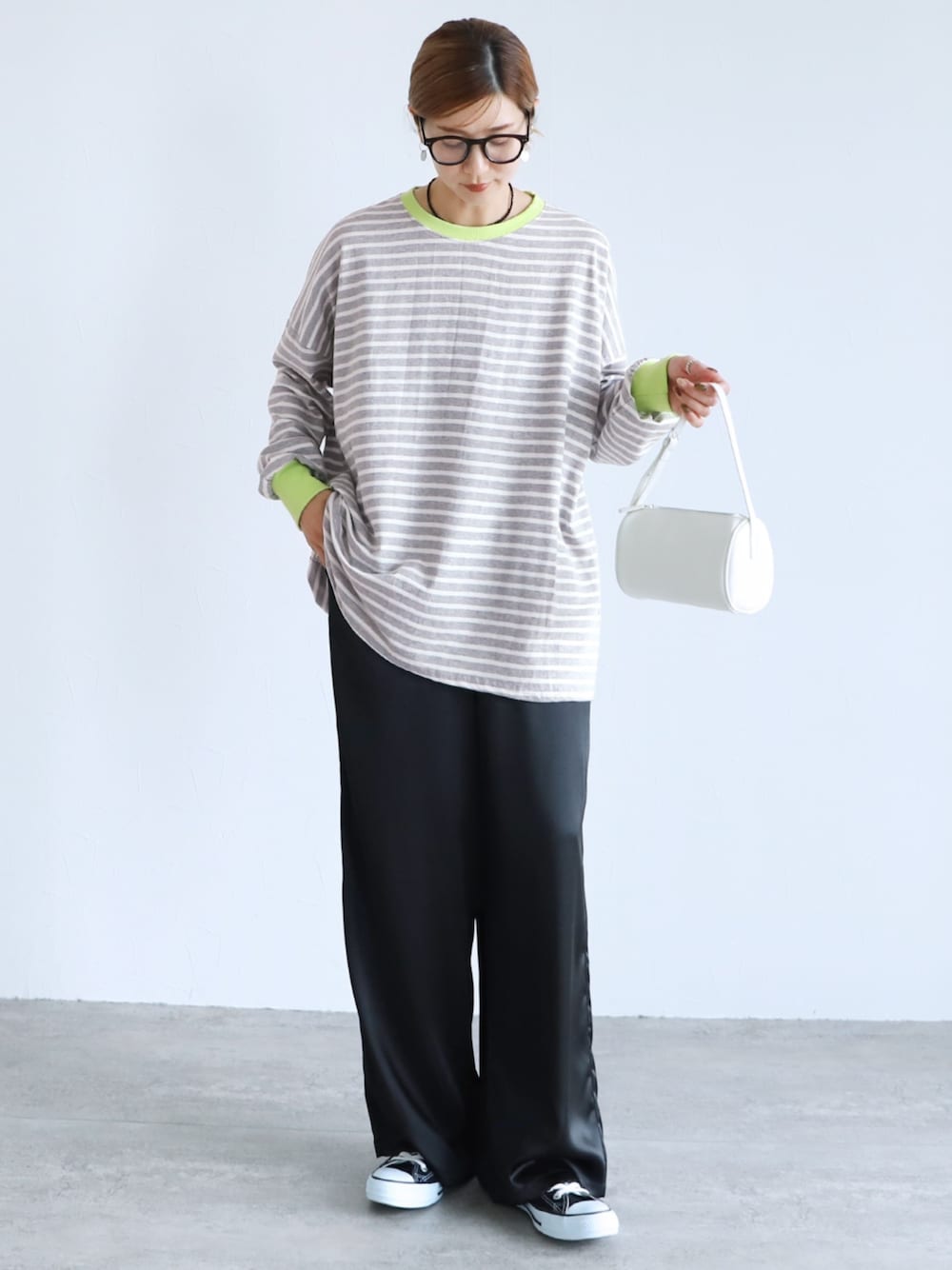 ブラック系のその他パンツ、グレー系のTシャツ/カットソーを着用したレディースの秋コーディネートの1枚目の写真