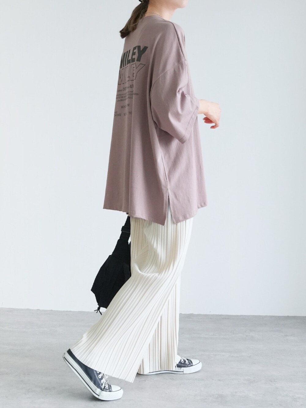 ホワイト系のその他パンツ、グレー系のTシャツ/カットソーを着用したレディースの夏コーディネートの1枚目の写真