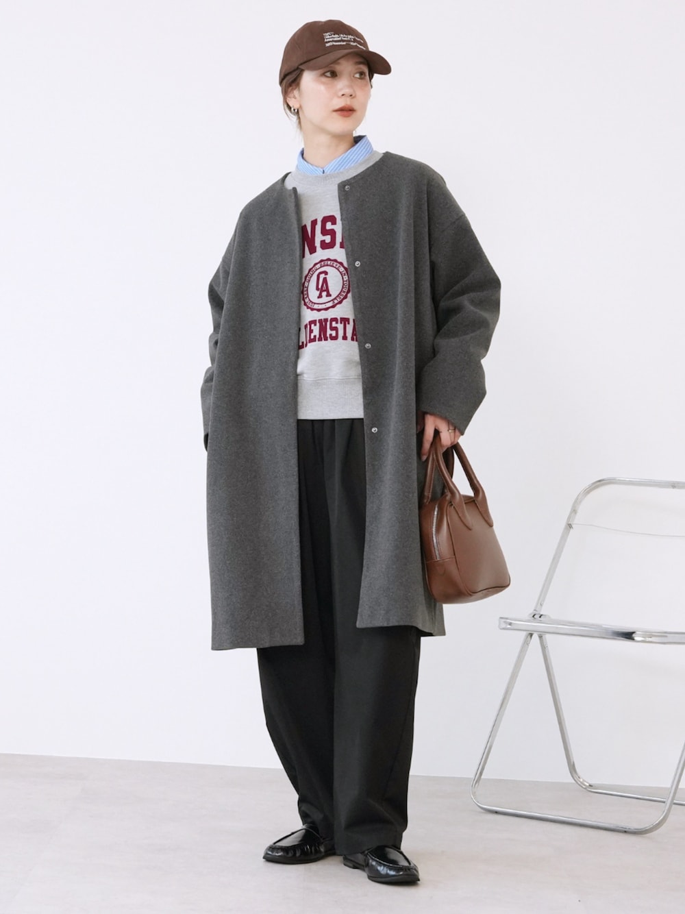 ブラック系のその他パンツ、グレー系のスウェット、グレー系のノーカラーコートを着用したレディースの秋コーディネートの1枚目の写真
