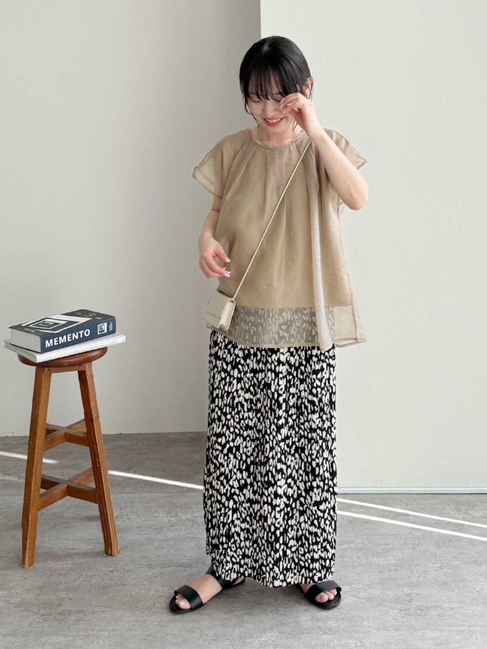 ブラック系のスカート、ブラウン系のTシャツ/カットソーを着用したレディースの春コーディネートの1枚目の写真