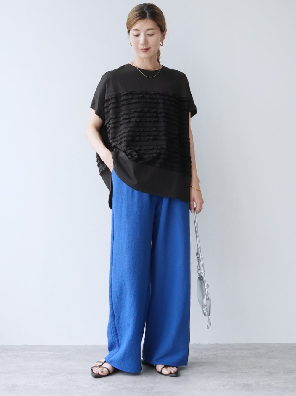 ブルー系のその他パンツ、ブラック系のTシャツ/カットソーを着用したレディースの夏コーディネートの1枚目の写真