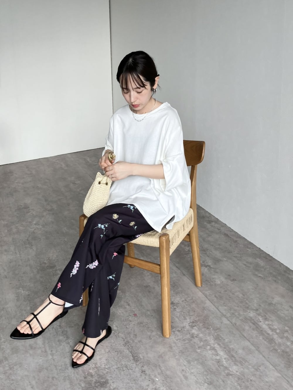 ホワイト系のTシャツ/カットソー、ブラック系のその他パンツを着用したレディースの春コーディネートの1枚目の写真