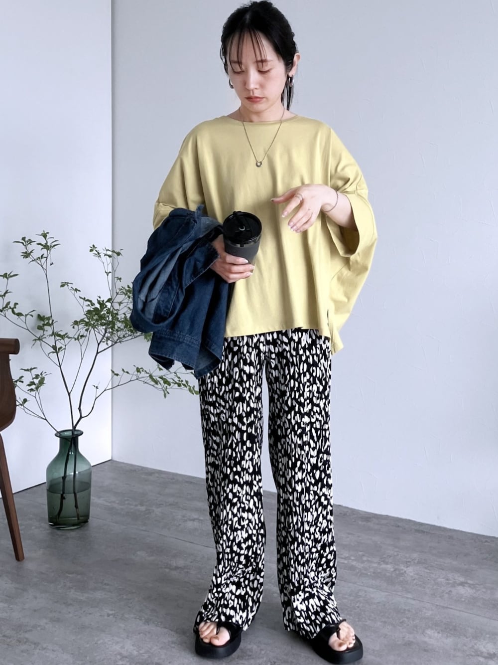イエロー系のTシャツ/カットソーを着用したレディースの夏コーディネートの1枚目の写真