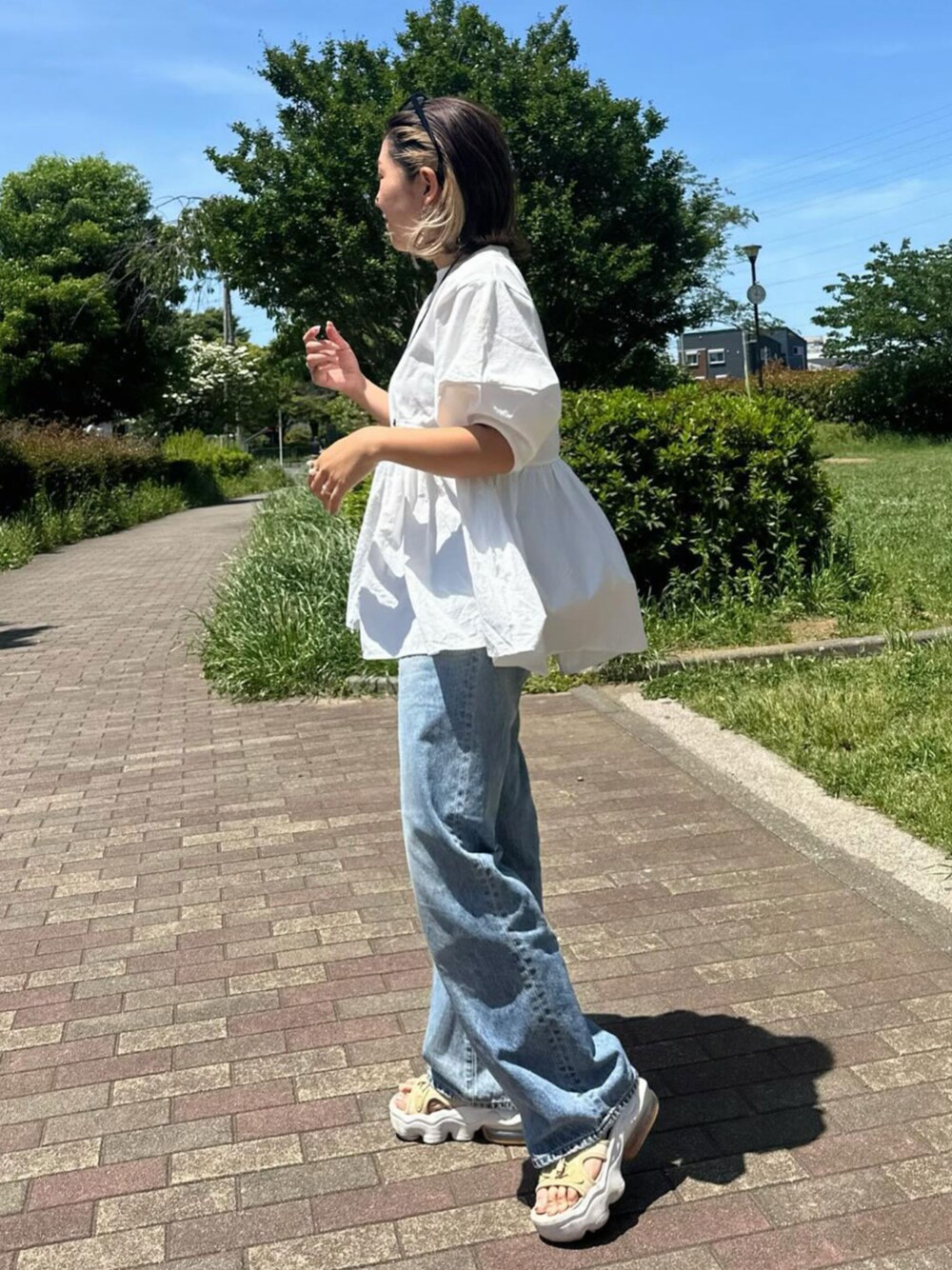 ホワイト系のその他トップスを着用したレディースの春コーディネートの1枚目の写真