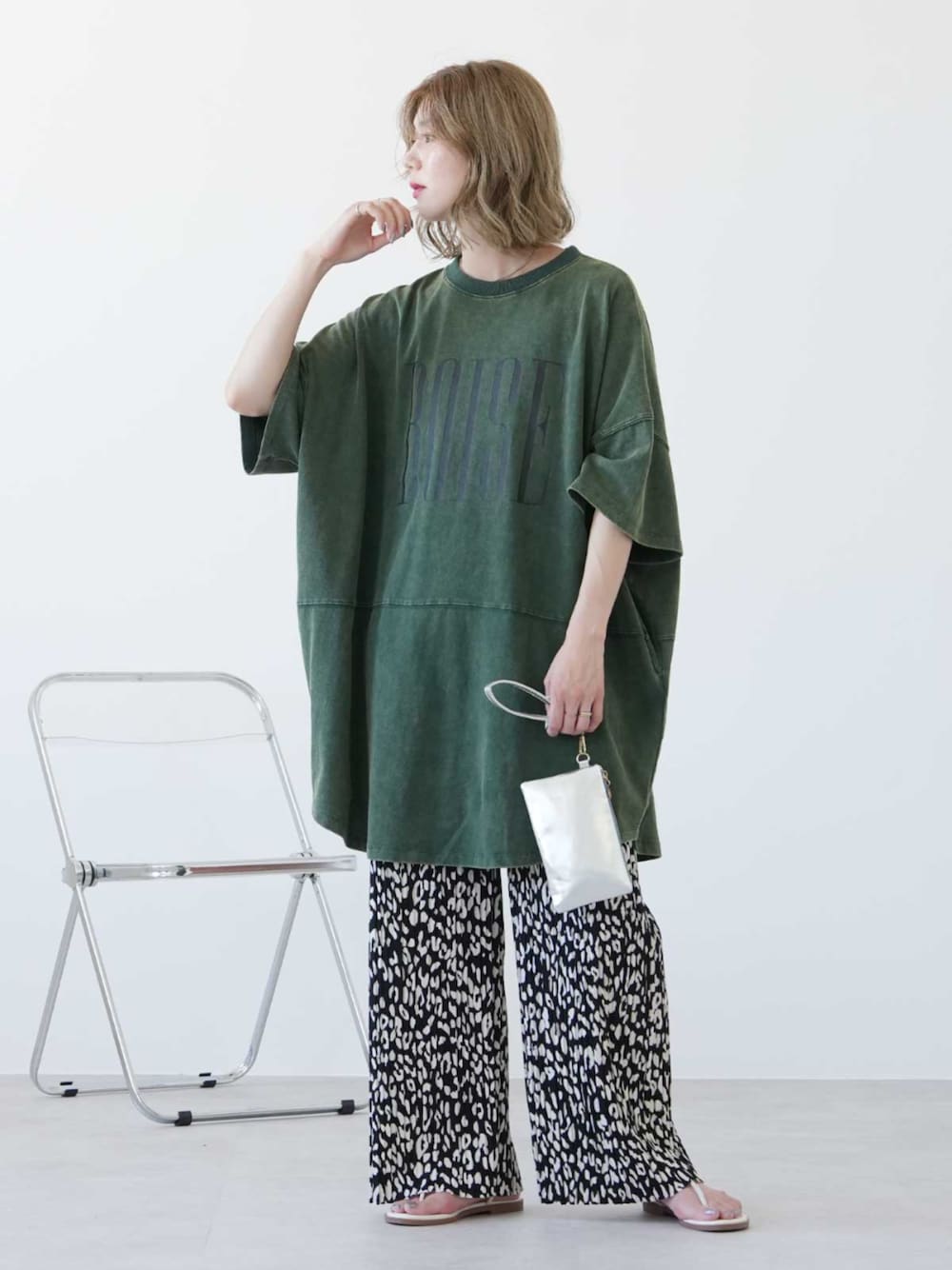 ブラック系のその他パンツ、グリーン系のTシャツ/カットソーを着用したレディースの夏コーディネートの1枚目の写真