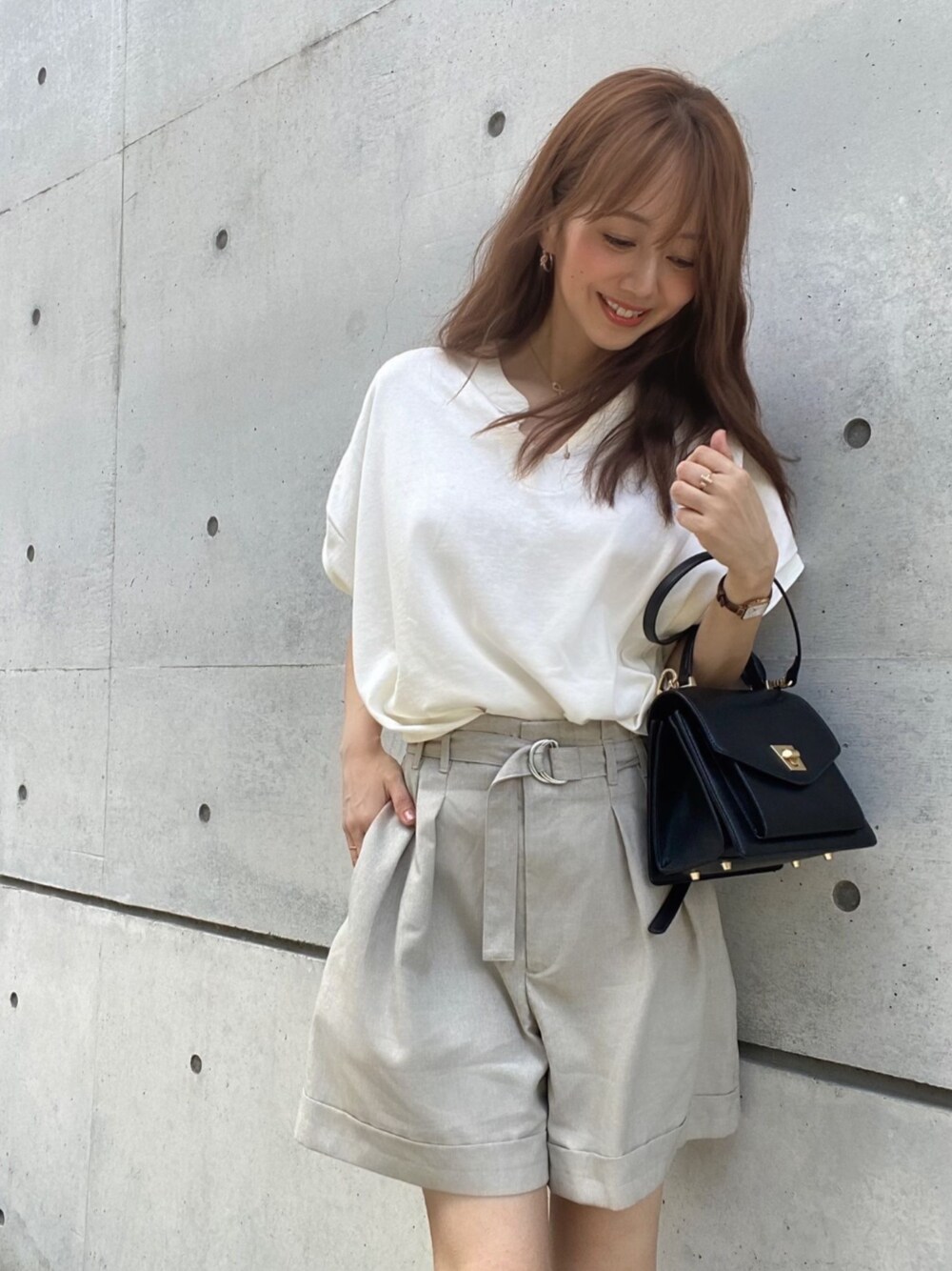 ホワイト系のTシャツ/カットソーを着用したレディースの夏コーディネートの1枚目の写真