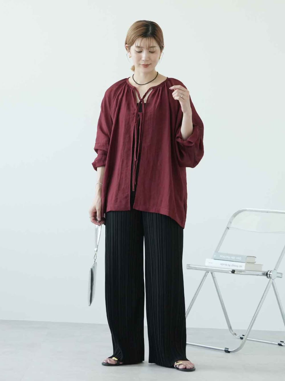 ブラック系のその他パンツ、ブラウン系のシャツ/ブラウスを着用したレディースの秋コーディネートの1枚目の写真