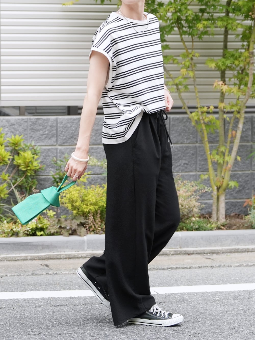 ブラック系のその他パンツ、ホワイト系のTシャツ/カットソーを着用したレディースの夏コーディネートの1枚目の写真