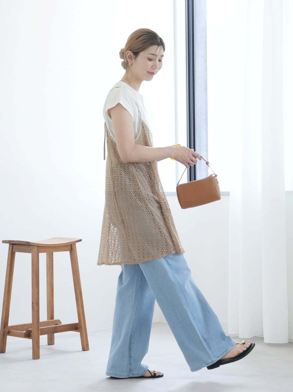ブルー系のデニムパンツ、ホワイト系のTシャツ/カットソー、ブラウン系のチュニックを着用したレディースの夏コーディネートの1枚目の写真