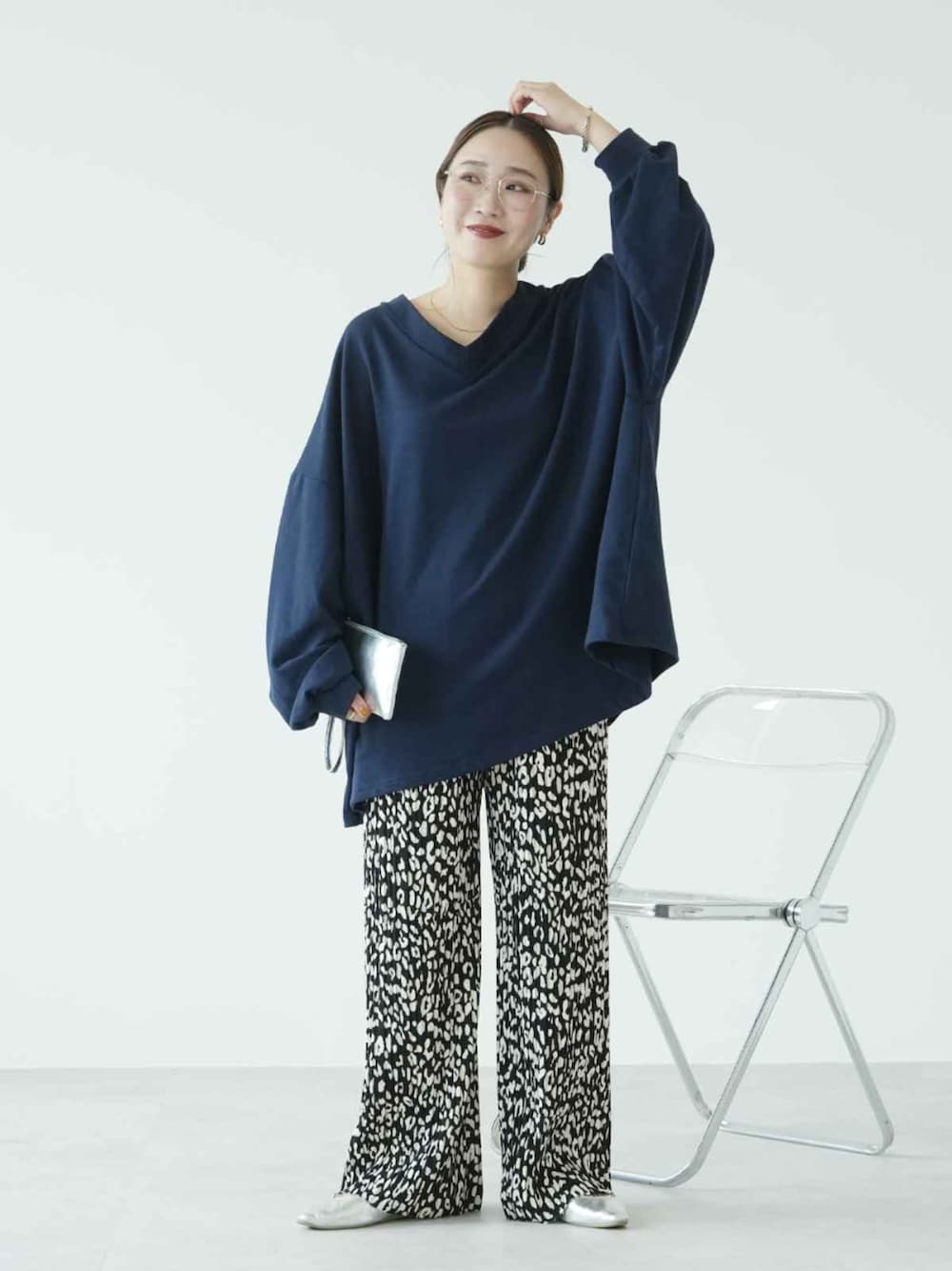 ブラック系のその他パンツ、ブルー系のTシャツ/カットソーを着用したレディースの秋コーディネートの1枚目の写真