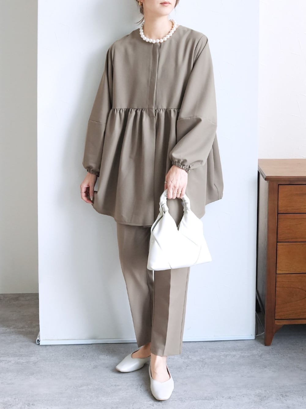 ベージュ系のスーツジャケット、ベージュ系のその他パンツを着用したレディースの冬コーディネートの1枚目の写真