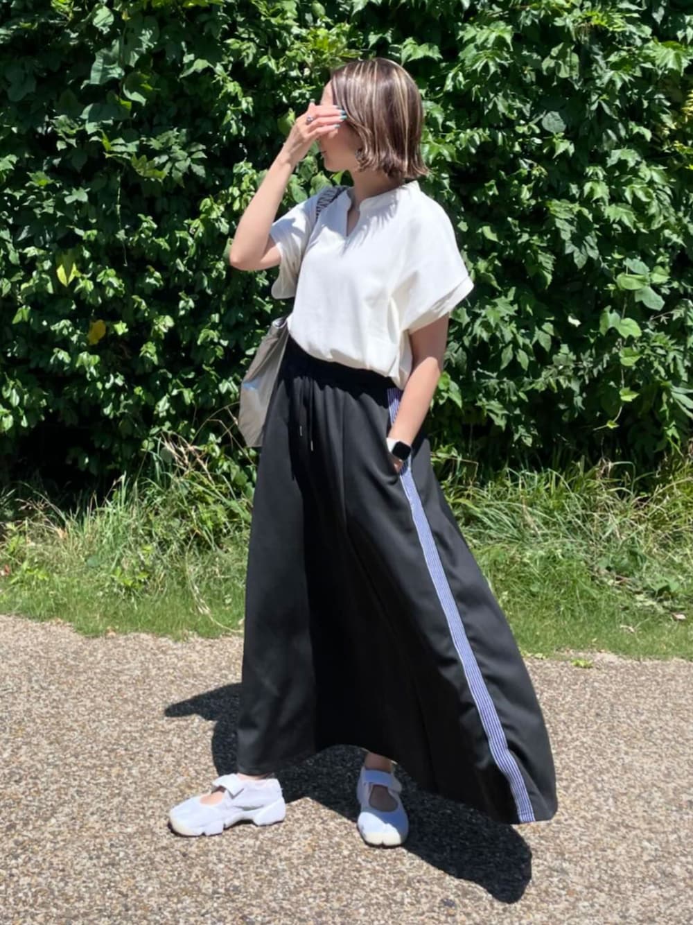 ホワイト系のTシャツ/カットソーを着用したレディースの夏コーディネートの1枚目の写真
